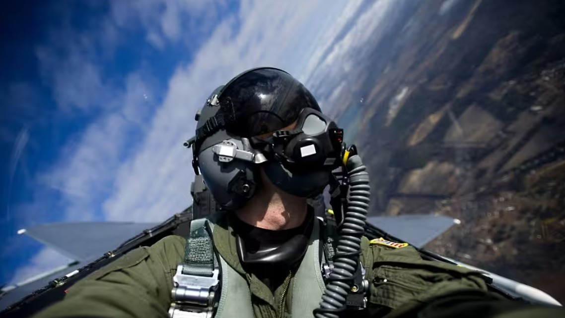 Phi công được huấn luyện như thế nào để sống sót trên lãnh thổ đối phương khi máy bay gặp nạn?